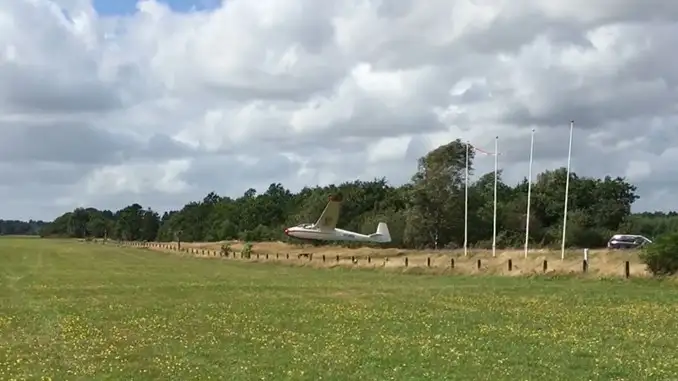 Svævefly lige før kollision med græsset